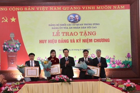 Đảng ủy TANDTC trao huy hiệu 45 và 30 năm tuổi Đảng