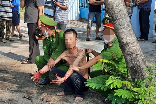 Người đàn ông “ngáo đá” tự cắt vào tay, liên tục la hét giết người