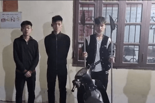 Bắt giữ 3 thanh niên 10X cầm "phóng lợn" đi dạo phố