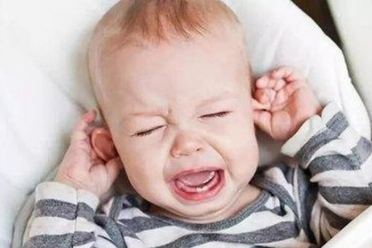Tại sao trẻ khóc ngay khi đặt xuống và khi bế lên thì lại không sao?