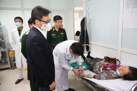 Phó thủ tướng Vũ Đức Đam tiêm thử nghiệm vaccine Nano Covax và động viên các tình nguyện viên