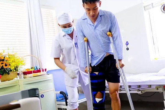 3 ngày sau chấn thương kinh hoàng, Đỗ Hùng Dũng lần đầu tập đi với nạng