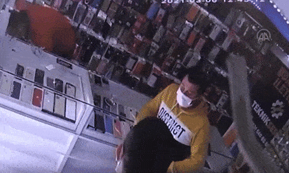 Pin điện thoại bất ngờ phát nổ, suýt thiêu cháy người đàn ông