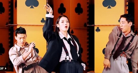 IU khoe vũ đạo và đọc rap cực đỉnh trong MV mới