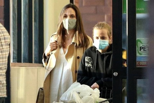Angelina Jolie mặc như bà bầu xuống phố sau thông tin tung bằng chứng Brad Pitt bạo lực gia đình