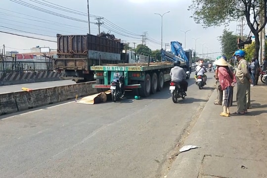 Xe máy lao vào đuôi xe đầu kéo đang dừng, nam thanh niên tử vong 
