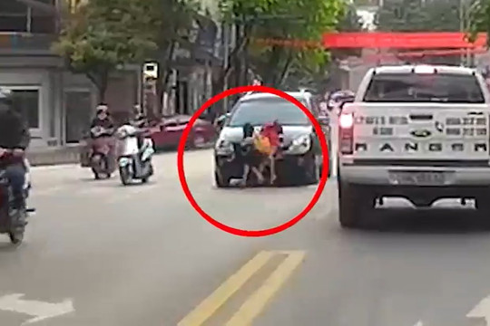 Hà Giang: Hai bé gái bị xe con tông văng khi sang đường