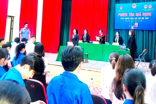 Chi đoàn TAND TP Quảng Ngãi tổ chức phiên tòa giả định tuyên truyền pháp luật cho học sinh