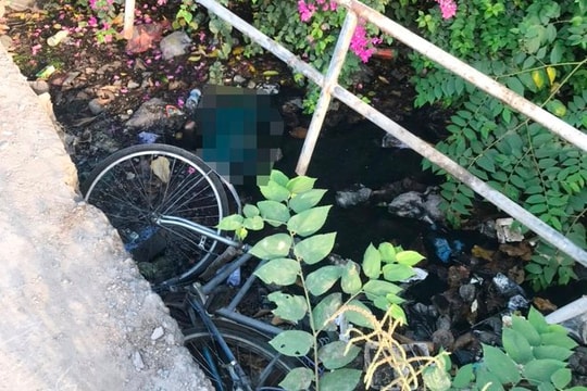 Người đàn ông tử vong bất thường dưới chân cầu ở TP. HCM