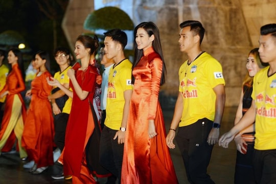 Dàn người đẹp Hoa Hậu Việt Nam rạng rỡ bên dàn cầu thủ đình đám của HAGL