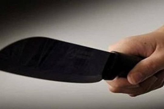 Con trai dùng dao chém mẹ đẻ cùng 2 người trong gia đình