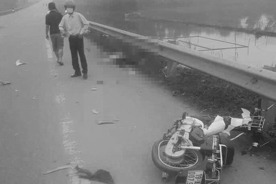 Va chạm với xe ô tô, người phụ nữ đi xe máy tử vong
