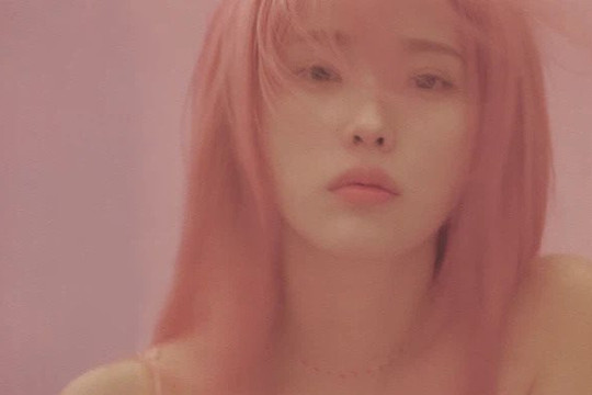 IU gây "náo loạn" mạng xã hội nhờ tạo hình với tóc hồng "cực chất"