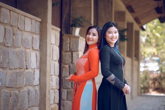 Mẹ con NSƯT Cát Tường diện áo dài khoe vẻ đẹp dịu dàng