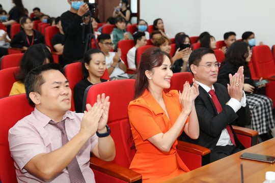 ‘Gái hai con’ Khánh Thi chạy show 2 event trong một ngày