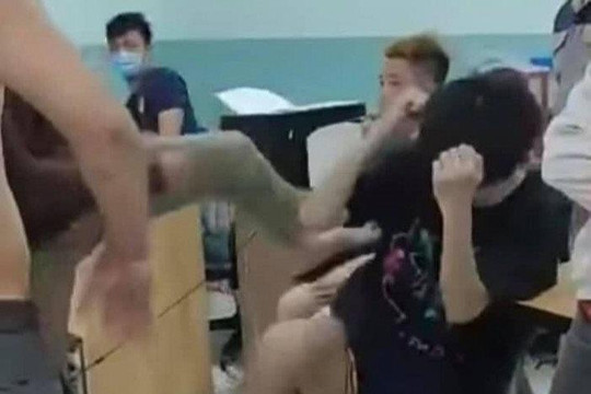 Hai thiếu niên bị hành hung dã man ở phòng giám thị một trường học