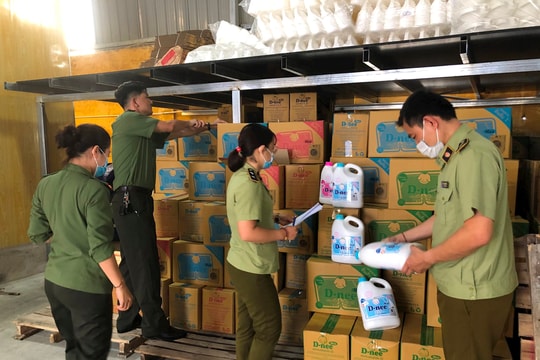 Cận cảnh cơ sở sản xuất nước giặt giả mạo tại Hà Nội