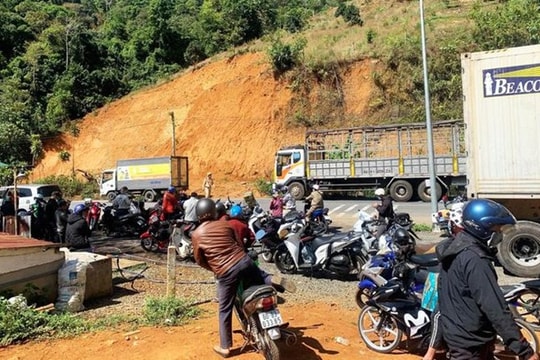 Va chạm với xe tải, 2 nữ sinh viên thiệt mạng