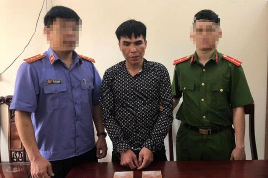 Bị vây bắt khi vận chuyển 2 bánh heroin, đối tượng chống trả quyết liệt