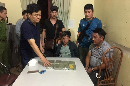 Bắt giữ 2 đối tượng vận chuyển trái phép 8 bánh ma tuý