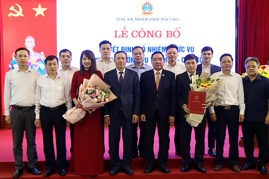 Trao quyết định bổ nhiệm Phó Vụ trưởng Vụ Tổ chức - Cán bộ TANDTC