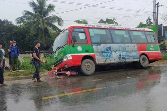 Va chạm với xe buýt, bé gái 10 tuổi tử vong