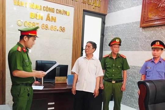 Bắt tạm giam công chứng viên liên quan đến vụ làm giả sổ đỏ 
