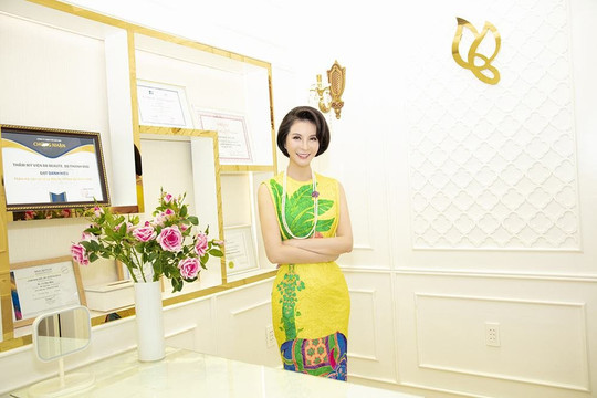 MC Thanh Mai khoe thân hình đồng hồ cát ở tuổi U50