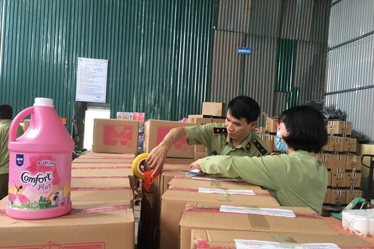 Phát hiện cơ sở sản xuất nước giặt nghi giả nhãn hiệu D-nee, Comfort