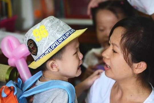 Cậu bé 7 tuổi luôn nói rằng mình bị ngứa tai sau một chuyến đi chơi, người mẹ thì nổi da gà sau khi soi đèn pin