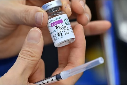 Hàn Quốc ngừng tiêm vaccine AstraZeneca cho người dưới 60 tuổi