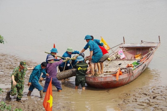 Quảng Ninh: Đi bắt hến, người phụ nữ phát hiện bom “khủng”