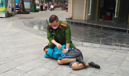 Khống chế đối tượng nghi ngáo đá tấn công người đi đường