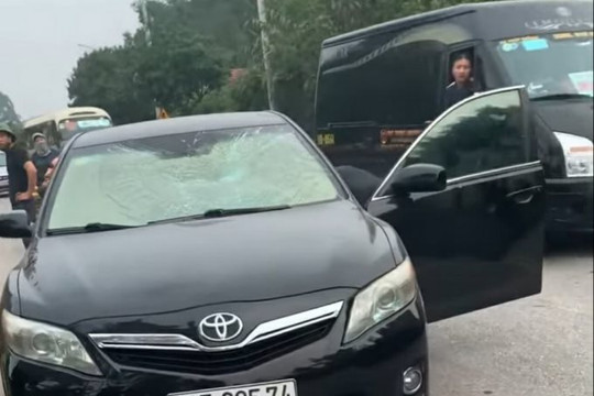 Hành hung vợ chồng tài xế xe con vì xin vượt không được
