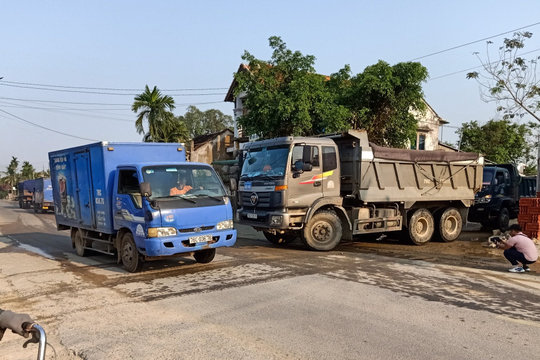 Quảng Ngãi: Xe vận chuyển cát gây ô nhiễm phố phường, khai thác vượt thời gian quy định