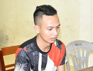 Húc cảnh sát lên nắp ca pô xe và bỏ chạy hơn 100m