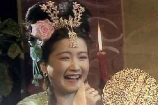 Cô từng tham gia diễn xuất trong Tứ đại danh tác, thậm chí mê hoặc Trư Bát Giới, ở tuổi 52 lại trở thành 'mẹ' của Hoắc Kiến Hoa