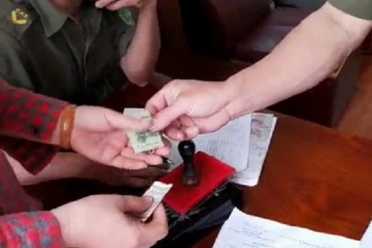 Làm căn cước gắn chíp phải nộp 100.000 đồng: Đình chỉ công tác 2 công an viên
