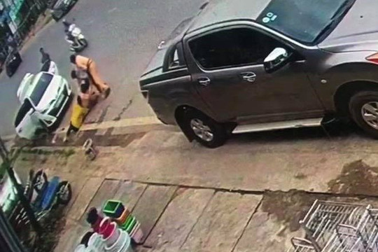 Hai cảnh sát bị thương khi bắt ma túy