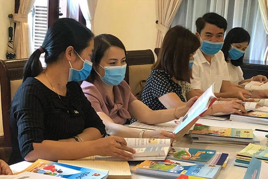 Giá sách giáo khoa lớp 2 và 6 tăng gấp 3 lần: Gánh nặng lên vai phụ huynh nghèo
