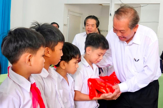 Phó Thủ tướng Trương Hòa Bình thăm, tặng quà tại Quảng Ngãi