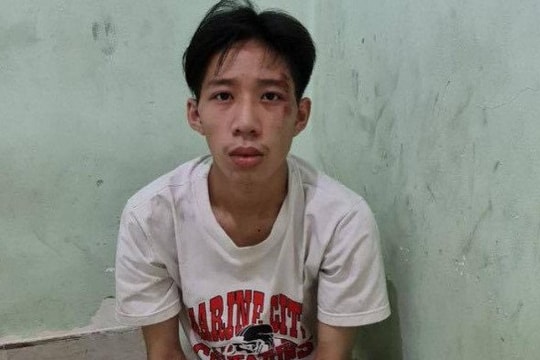 Thanh niên ngáo đá dùng dao uy hiếp tài xế xe buýt