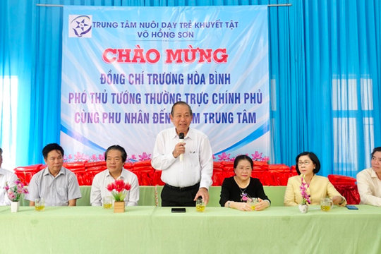 Phó Thủ tướng Thường trực Trương Hòa Bình thăm, tặng quà tại Quảng Ngãi