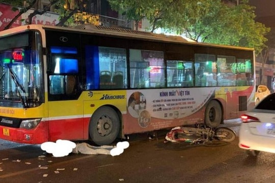 Tài xế xe máy tử vong thương tâm dưới bánh xe buýt
