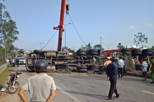 Xe container chở dầu lật chắn ngang quốc lộ, tài xế thoát chết trong gang tấc
