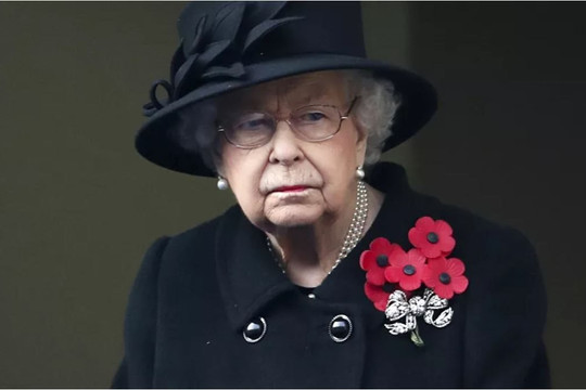 Nữ hoàng Elizabeth II sẽ từ bỏ ngai vàng sau khi phu quân qua đời?