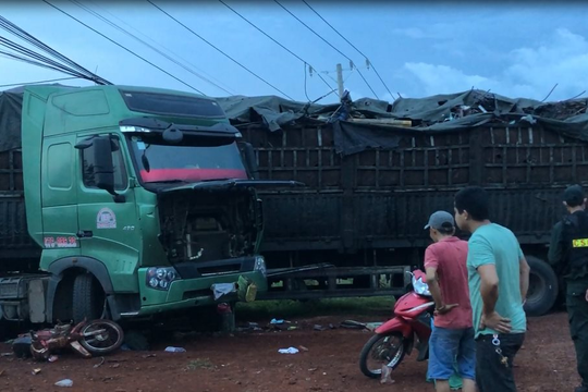 Xe đầu kéo tông xe máy, 4 người thương vong