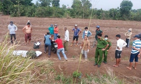 Lao vào bãi đất trống, nam thanh niên bị xe máy đè lên người tử vong