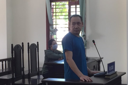 Ghen tuông, hành hạ con ruột rồi quay clip gửi cho vợ