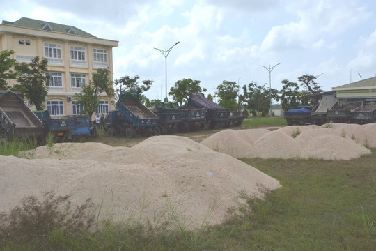 Bắt hàng chục xe chở cát sau phản ánh trên Báo Công lý